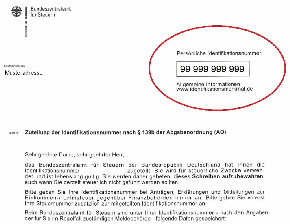 Muster des Schreibens vom Bundeszentralamt für Steuern zur Zuteilung der Identifikationsnummer, die Nummer steht rot markiert oben rechts